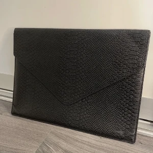 datorfodral  - datorfodral från by bianca💕 går ej att få tag i längre. Några få defekter, kom privat för fler bilder. Mått: 36x26 🩷