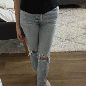 blåa jeans - blåa jeans med hål på knäna. säljer då de är för korta för mig. sitter jättefint och fickorna är så fina🤍🤌🏼