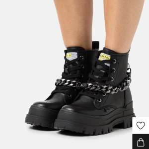 Buffalo Vegan aspha chain - Säljer dessa skor då dom ej kommer att komma till användning mer. Köpta hösten 2022 nypris 1674kr. Kartong och kedjorna medföljs!