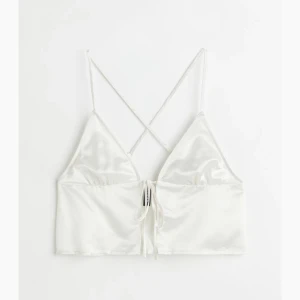 Topp - Vit satin topp från hm, helt oanvänd 