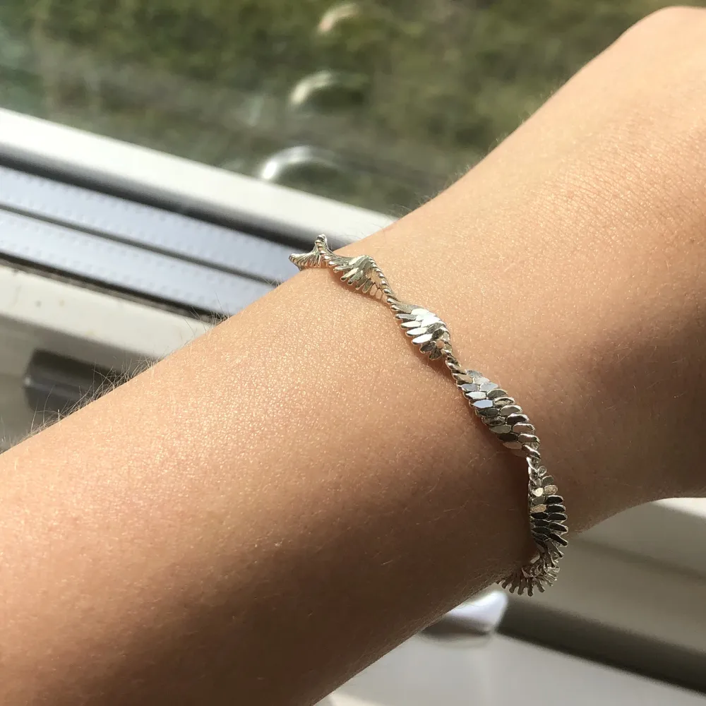 Super fint tvinnat silver armband som är pricken över i:et på vardagen! Men fungerar lika bra till festligare dagar! Justerbar storlek. . Accessoarer.