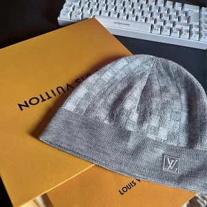 LV MÖSSA - Louis Vuitton mössa inköpt i maj, knappt använd eftersom att det vart sommar m.m, inte nopprig eller något som tyder oå användning 