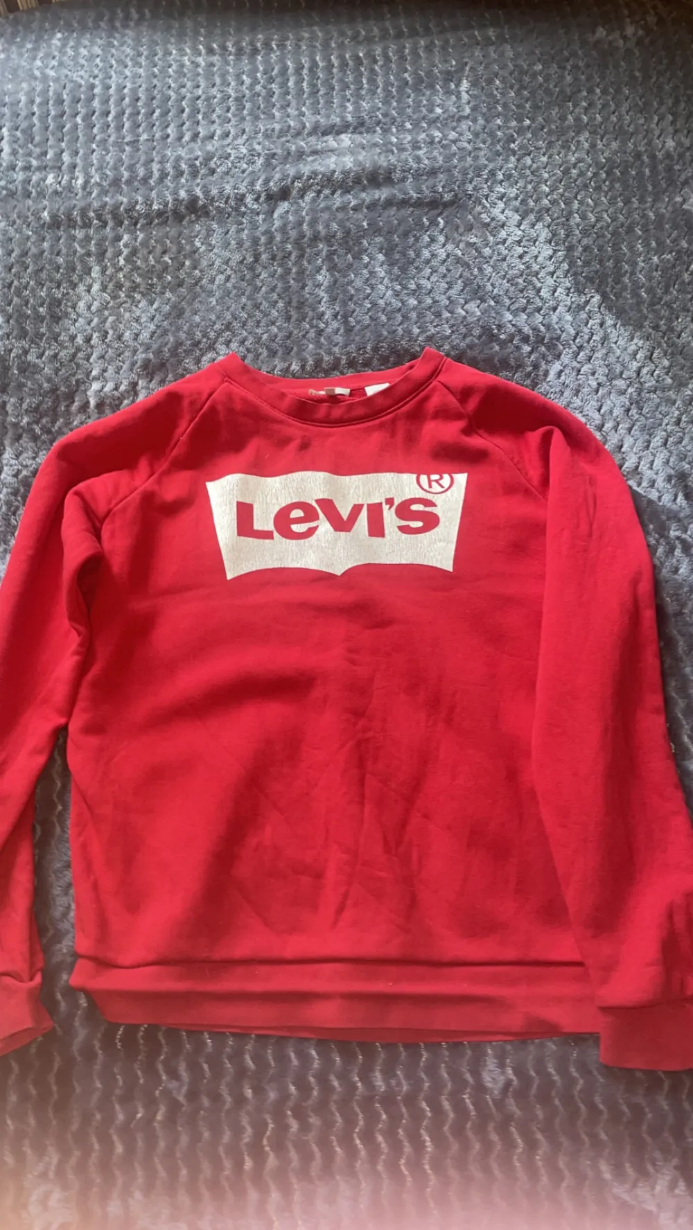 Röd Levi’s tröja, använder inte längre då den sticker ut så mycket. . Hoodies.