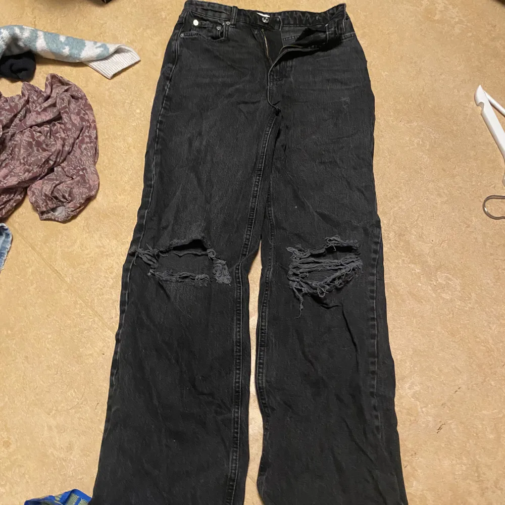 Raka gråa/svarta jeans från Gina tricot med hål på knäna, aldrig använda och därmed i super bra skick. Jeans & Byxor.