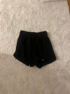 Mjukis shorts - Svarta mjukis short ifrån hm i storlek xs i jättefint skick! Skulle säga det är en xs/s. 