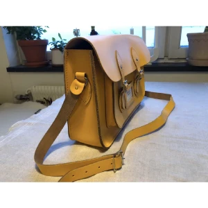 Väska 100% läder - Säljer min fina väska från Leather satchel co, 100% läder! Mått: 25 x 34 x 8 cm. Använd ett fåtal gånger därav lite bruksslitage, men generellt väldigt bra skick!
