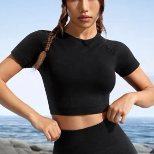 Träningstopp - Prickar som påminner om Gymsharks vital. Skönt material och stretchig! Hundar finns i hem därav tvättas allt innan paketering! 💛
