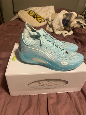 Way Of Wade 808 2 ultra - Köpta för 1700 med frakten efter som de inte säljs i Sverige och är svåra att få tag i, en av de bästa och skönaste basketskorna jag har prövat, problemet var att de var alldeles för små, använda väldigt få gånger och är i jätte bra skick.Kommer med låda.