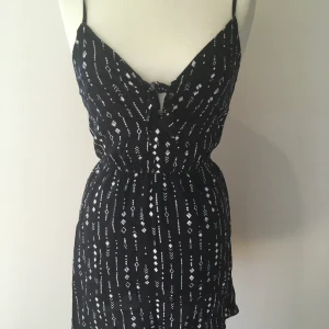 Enkel klänning  - Svart klänning från hm med vita detaljer och en rosett/Knut på framsidan