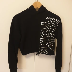 Svart hoodie - Svart hoodie. Fint skick. Storlek 146/152
