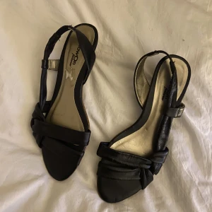 Klackskor - Mammas gamla skor? Tyvärr försmå för mig, märke- nowOn footwear storlek 36