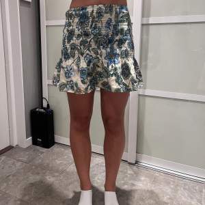 Hej säljer min super snygga kjol från mango😍