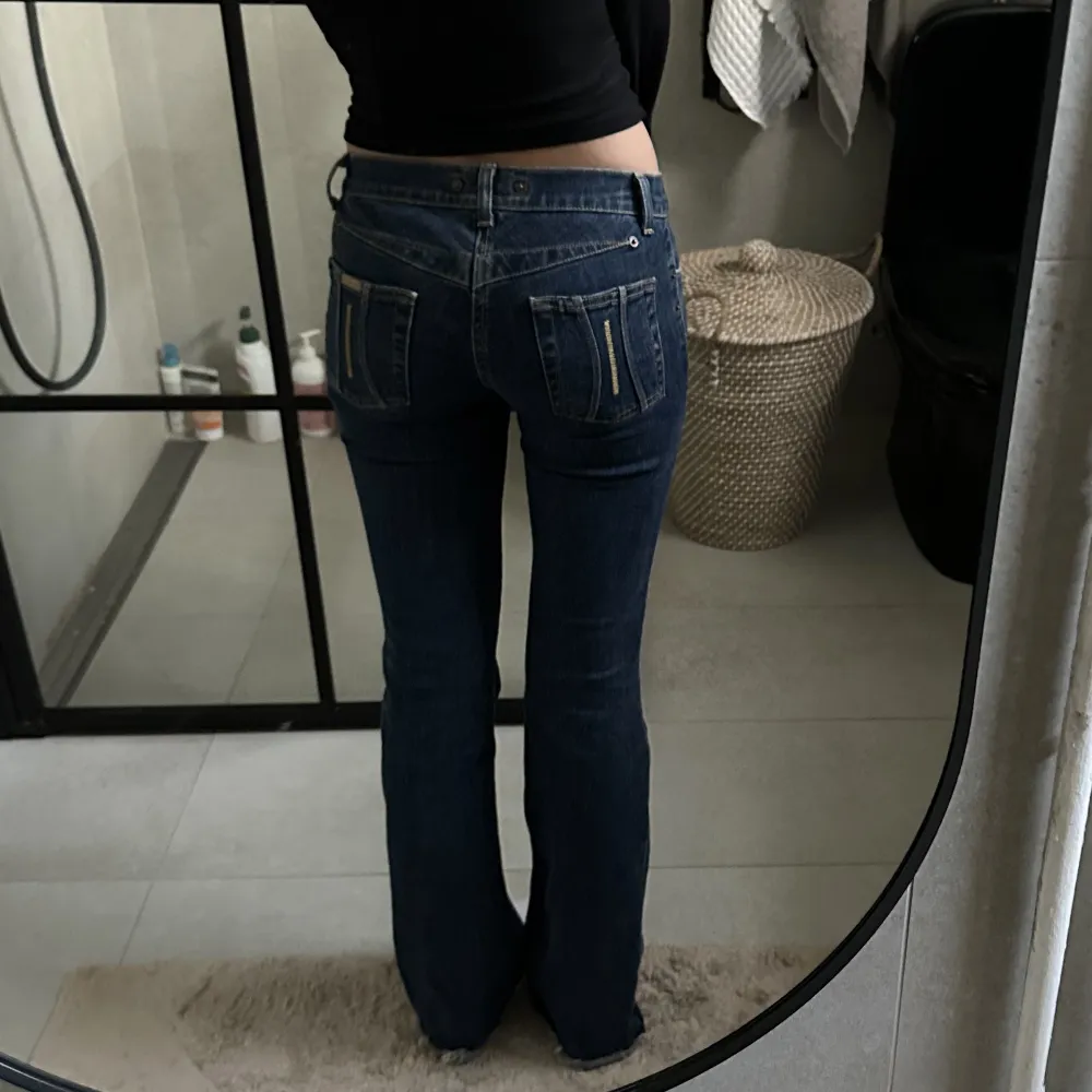 Super fina jeans som tyvärr inte kommer till så mycket användning men såååå fina. Dem är nästintill oanvända, inga spår på användning. Passar 160. Jeans & Byxor.
