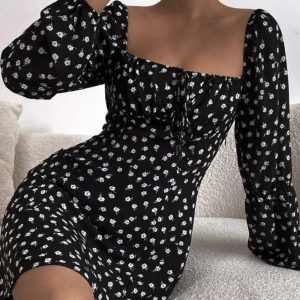 Söt klänning - Säljer denna klänning som jag endast använt fåtal gånger, men den ser fortfarande ny ut. Tvättar och stryker innan jag postar. 