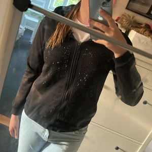 Hoodie - Säljer denna fina hoodie i bra kvalite då den inte kommer till användning längre. Den luktar inget speciellt 