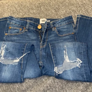Skinny Jeans - 2 par skinny jeans från Lager157. Båda är slitna vit knäna. Använda. Priset gäller för båda ihop. 