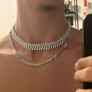 Halsband - Vet inte om de äkta silver men man blir inte grön om huden och halsbandet blir inte brunt. 