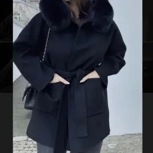 En svart kappa med rävpäls, jätte bra skick använd fåtal gånger, köpt för 5999kr