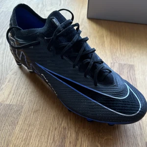 Fotbollskor  - Hej! Säljer dessa Nike airzoom vapor 15 elite eftersom dom var förstora, endast använda en träning Storlek 44,5 Nypris 2999kr  Priset går att diskutera!  Hör av dig vid minsta fundering!