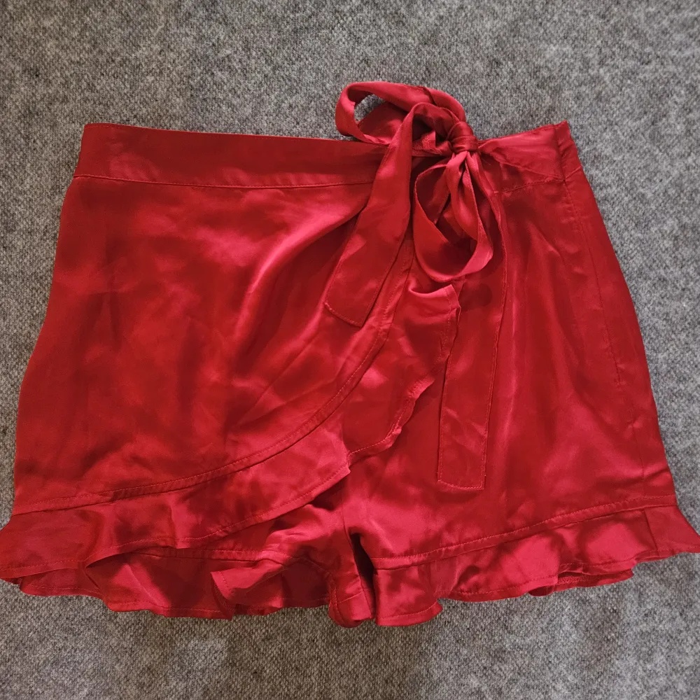 Röda shorts från Sugar Thrillz. Fint skick. Storlek XS. Köpta på Dollskill för ca 560 kr. . Shorts.