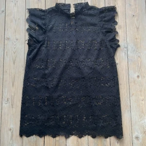 Spetstopp  - Oanvänd spetstopp från Jacqueline de Young. 