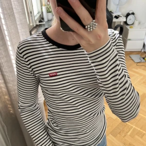 Levis långärmad Tshirt - Randig långärmad tshirt ifrån Levis i storlek XS i bra skick. Köparen står för frakt!💕