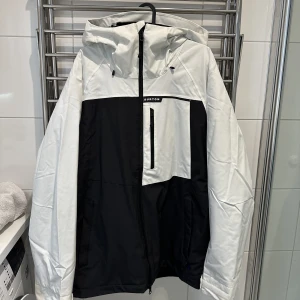Burton Snowboard jacka - Säljer min Burton snowboard jacka i storlek S, endast använd en gång! Nypris 2199kr, mitt pris 1699kr