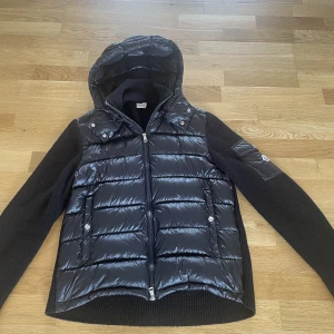 Moncler cardigan  - Säljer denna moncler cardigan. Är i bra skick! Storlek M.