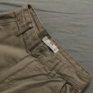 STR cargo - Jätte fina beige cargo i tall girl längd och storlek 34 ge bud. Säljer pga av att de är för små på mig