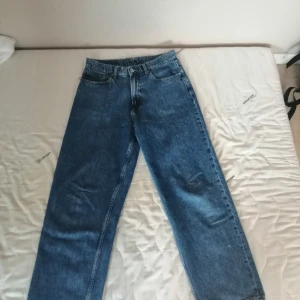 Baggy jeans - Blå baggy jeans från carlings, säljer då dem ej passar längre, peis kan diskuteras 