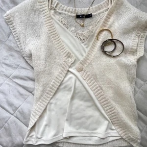 Beige bolero  - Så söt bolero med lite glitter i⭐️⭐️Budgivning fram till onsdag!! BUD ÄR BINANDE ANNARS ANMÄLD ERAT KONTO