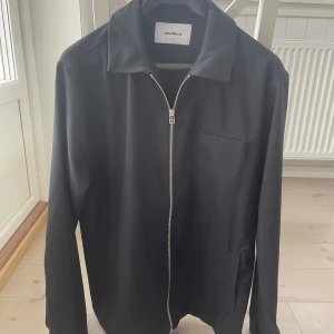 Overshirt från Woodbird - Svart Overshirt från Woodbird. Nästintill oanvänd. Regular fit. 