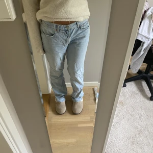 Lågmidjade jeans - Jättefina lågmidjade jeans från Gina! Säljer då de är förstora för mig!💗