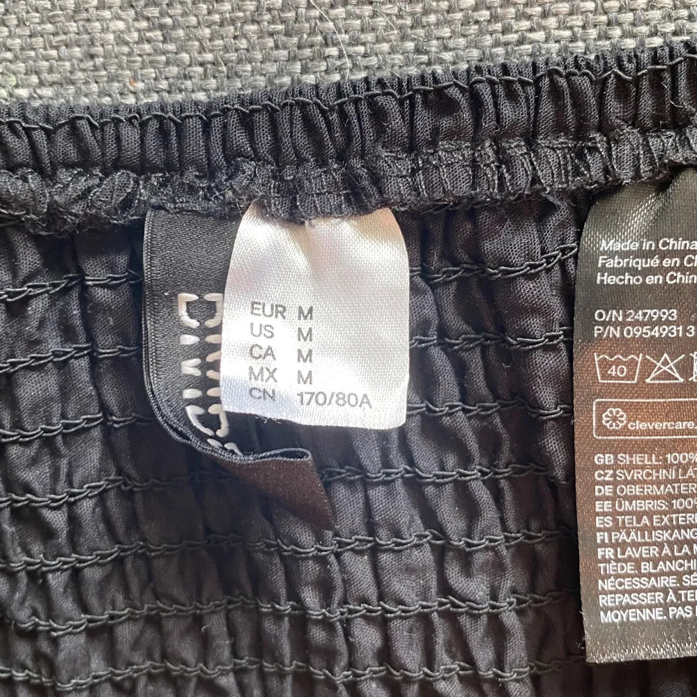 Jätte fin h&m kjol säljs då jag inte får användning för den och den är för stor :) kan bara ta betalt via Swish!!!. Kjolar.