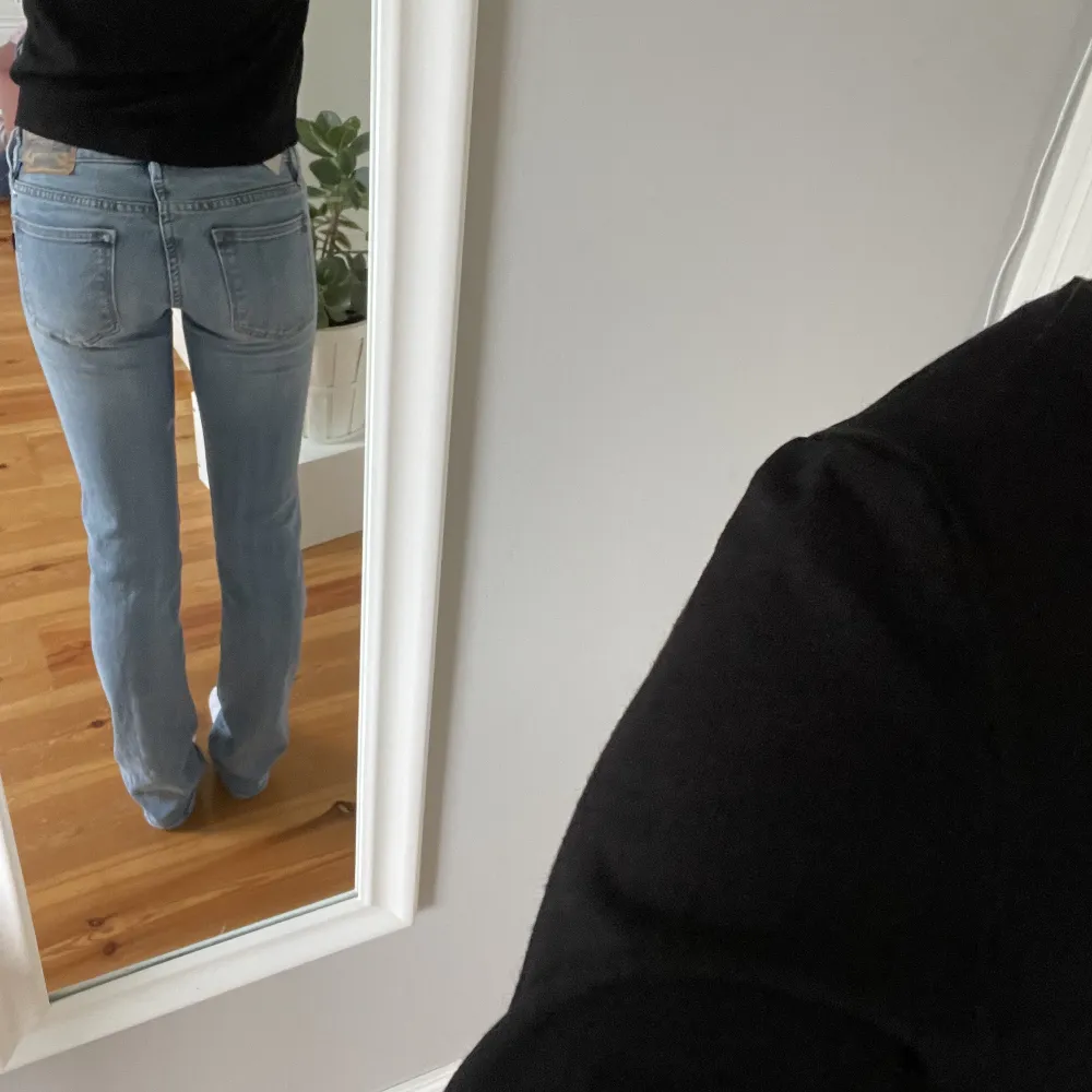 Säljer dessa snygga lågmidjade jeansen 💗de är i fint skick men de har två små hål på baksidan som knappt syns, skriv för bilder. Jeans & Byxor.