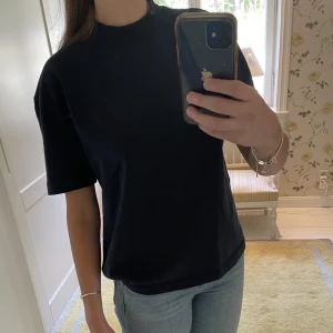 Kortärmad tröja  - Säljer denna kortärmade ”tjocktröja” från Zara i storlek S. Jättefin till hösten och knappt använd🫶🥰🥰