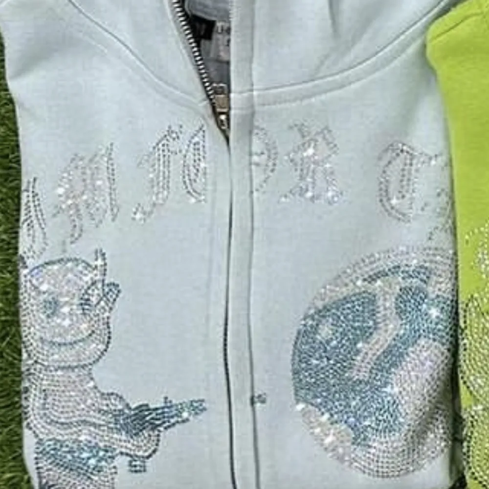 Säljer nu denna sjukt snygga aim for the moon rhine stone zip hoodie, endast använd 2 ggr. Hoodies.