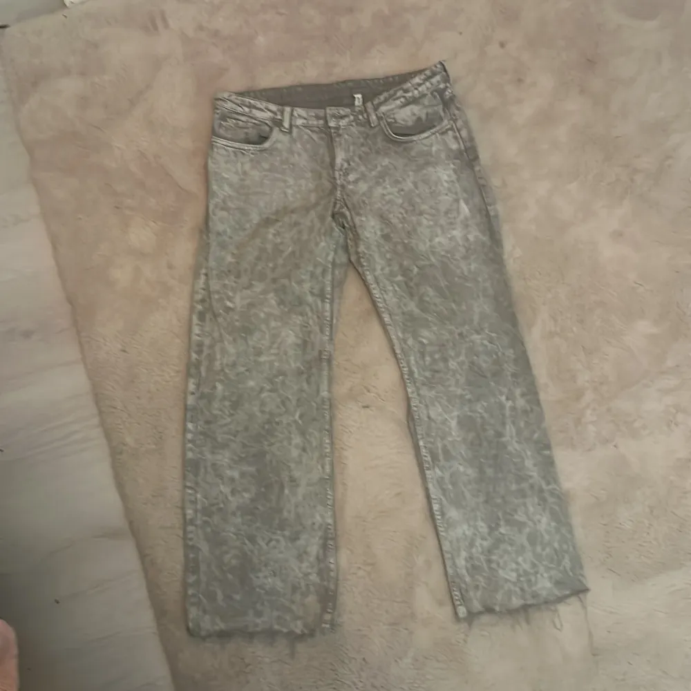 Gråa jeans från Zalando i storlek 40! Längden är 150-155 cm . Jeans & Byxor.