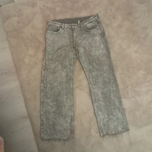 Jeans  - Gråa jeans från Zalando i storlek 40! Längden är 150-155 cm 