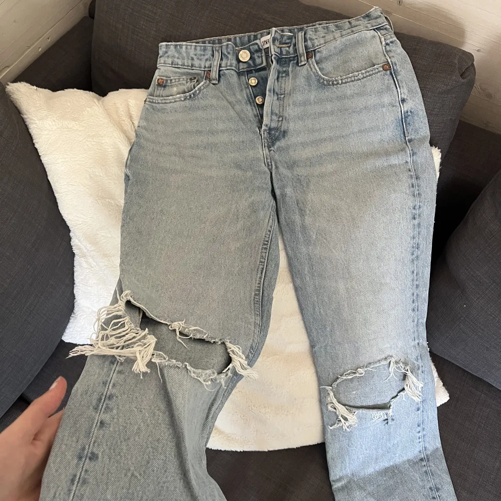 Ett par straight fit jeans med mid waist modell från Zara!! Så fina jeans men är tyvärr för små för mig. Defekt vid gylfen, se bild 3 🤍. Jeans & Byxor.