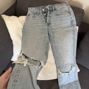 Ett par straight fit jeans med mid waist modell från Zara!! Så fina jeans men är tyvärr för små för mig. Defekt vid gylfen, se bild 3 🤍