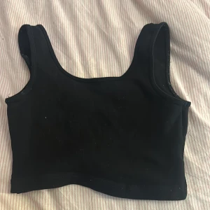 Linne  - Ett svart linne med tjocka band i storlek S men väldigt stretchig 