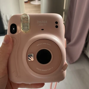 Polaroid kamera - Säljer då den bara ligger hemma i en låda, inprincip alldrig använd och i super skik. Pris går att diskutera💕