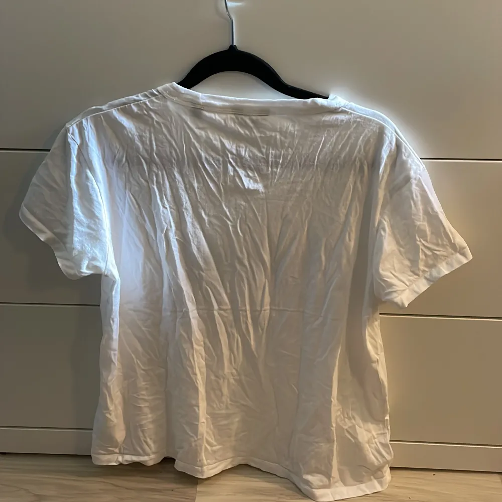 Vit Gant tröja i bra skick, då jag använt den fåtal gånger💕stl 176cm 16år men passar XS S. Tvättas och strycks innan jag skickar. TRYCK INTE PÅ KÖP NU🫶🏼. T-shirts.