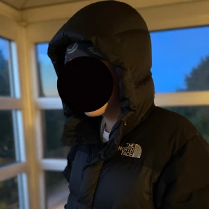 The North Face Himalayan - Nypris i butik 4,399kr. Använd en halv vinter och har inga skador, extremt varm och bekväm jacka som håller värmen hela vintern 😁(pris går och diskutera) Mer bilder finns 📸