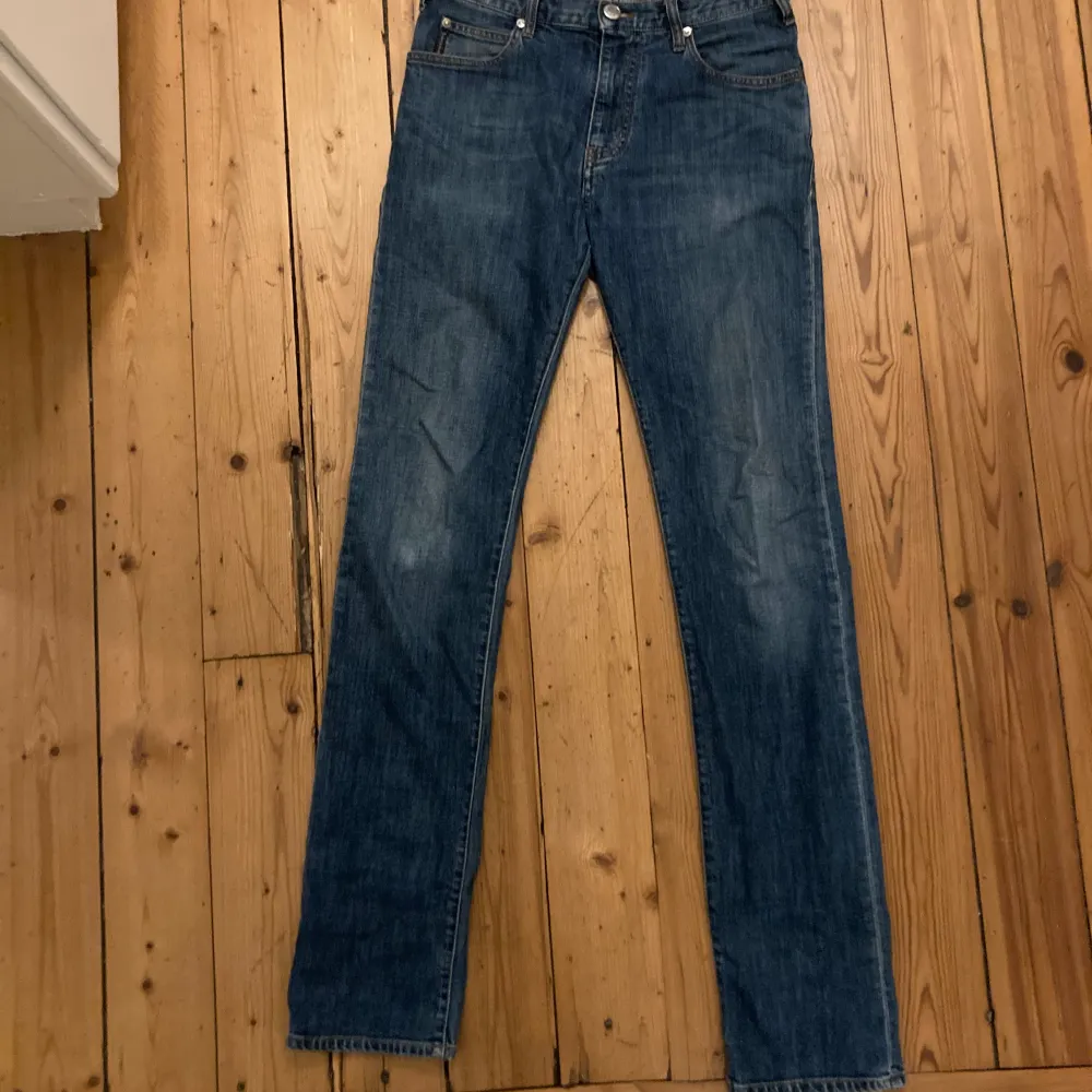 Tja, säljer mina Armani jeans i storlek 30 midja och 34 i längd passar 180+ Kond 8/10 nästan aldrig använda för de är för långa  Ny  pris runt 1700 mitt pris 450. Jeans & Byxor.