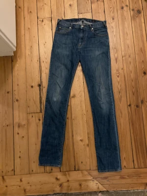 Armani jeans - Tja, säljer mina Armani jeans i storlek 30 midja och 34 i längd passar 180+ Kond 8/10 nästan aldrig använda för de är för långa  Ny  pris runt 1700 mitt pris 450