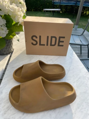 Yeezy Slide STL 43 - Tofflor Yeezy Slides STL 43 herr. Använda men hela säljes pga att de blivit för små.