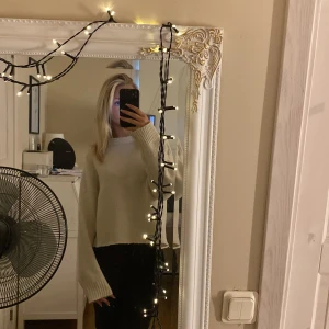 Stickad tröja  - Säljer nu min fina stickade tröja ifrån bherska då den inte kommer till användning längre tyvärr 