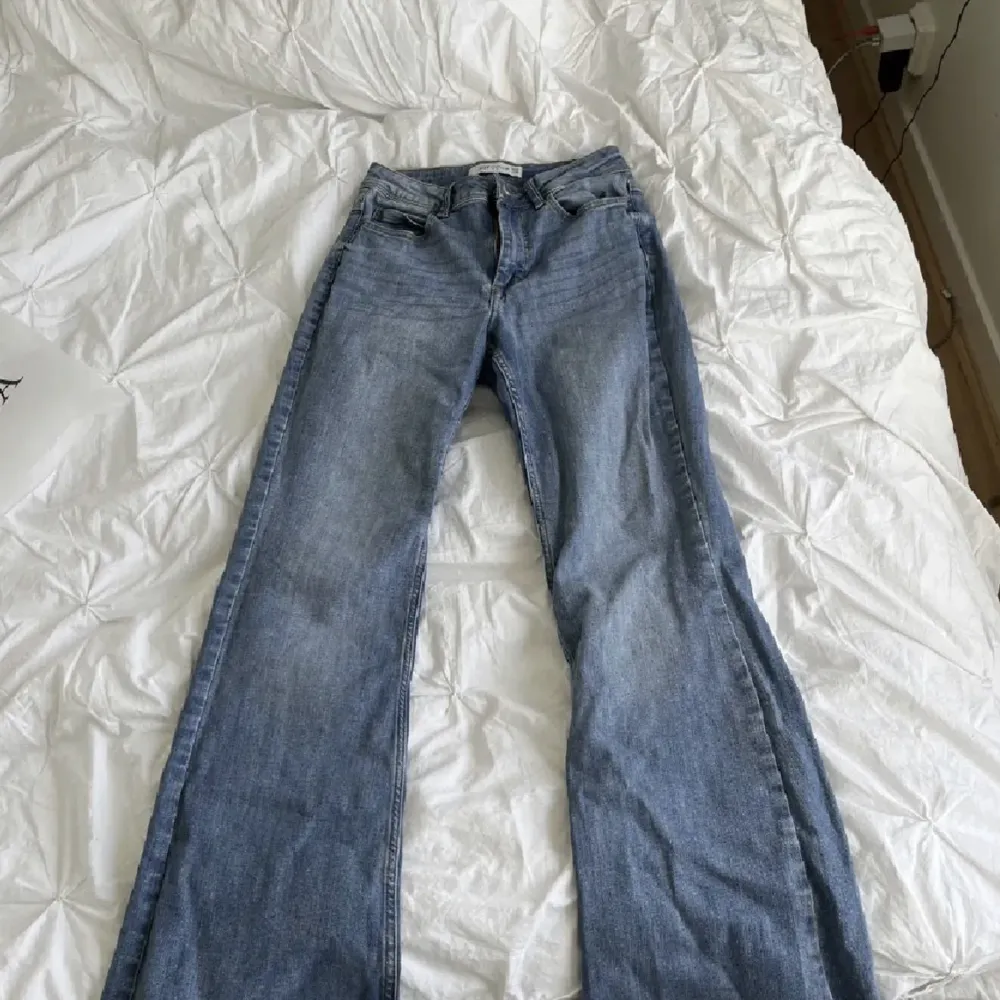 Flared jeans från Nelly i strl W26 L30. De är fransiga längst ner då jag klippt de ca 5 cm kortare😊 Passar någon mellan 150-155 cm då de fortfarande är för långa för mig❤️ Nyskick!! Säljer då de blivit för stora. Hör av er vid frågor etc . Jeans & Byxor.